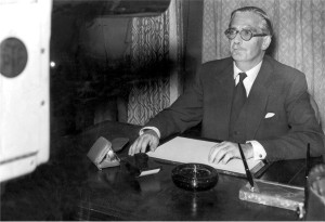 eden-speaking-to-the-nation-from-the-bbc-studio-at-lime-grove-london-at-the-time-of-the-suez-canal-crisis