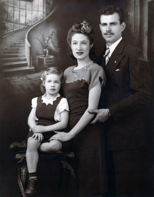 1947: Carole King and parents Eugenia and Sidney Klein.
