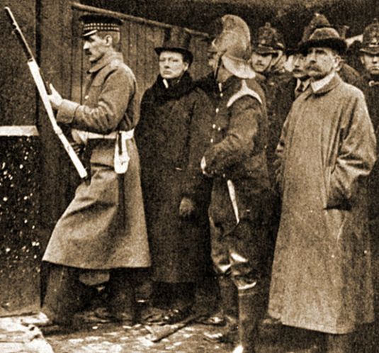 Siege_of_Sidney_Street_–_Churchill